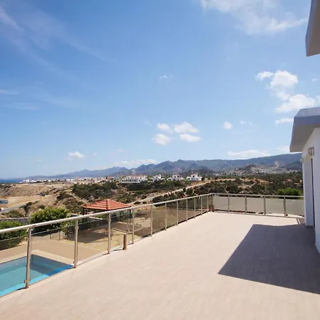 3-bedroom With Breathtaking Sea View And Private Pool 度假居 凯里尼亚
