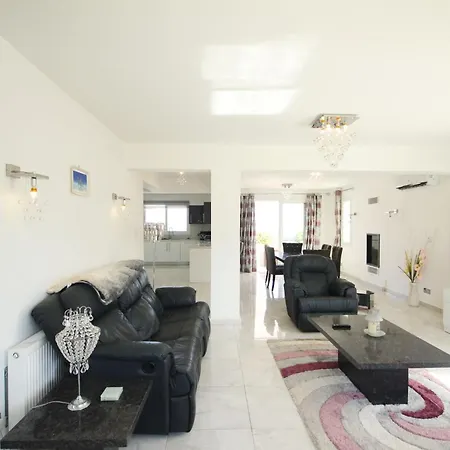 3-bedroom With Breathtaking Sea View And Private Pool * 凯里尼亚