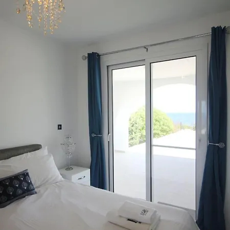 Vakantiehuis 3-bedroom With Breathtaking Sea View And Private Pool Girne